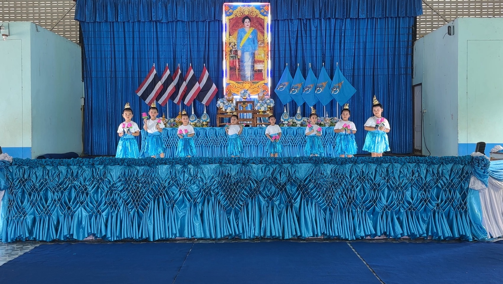 การแสดงของนักเรียนชั้นอนุบาล ในการแสดงชุด "ระบำดอกบัว"