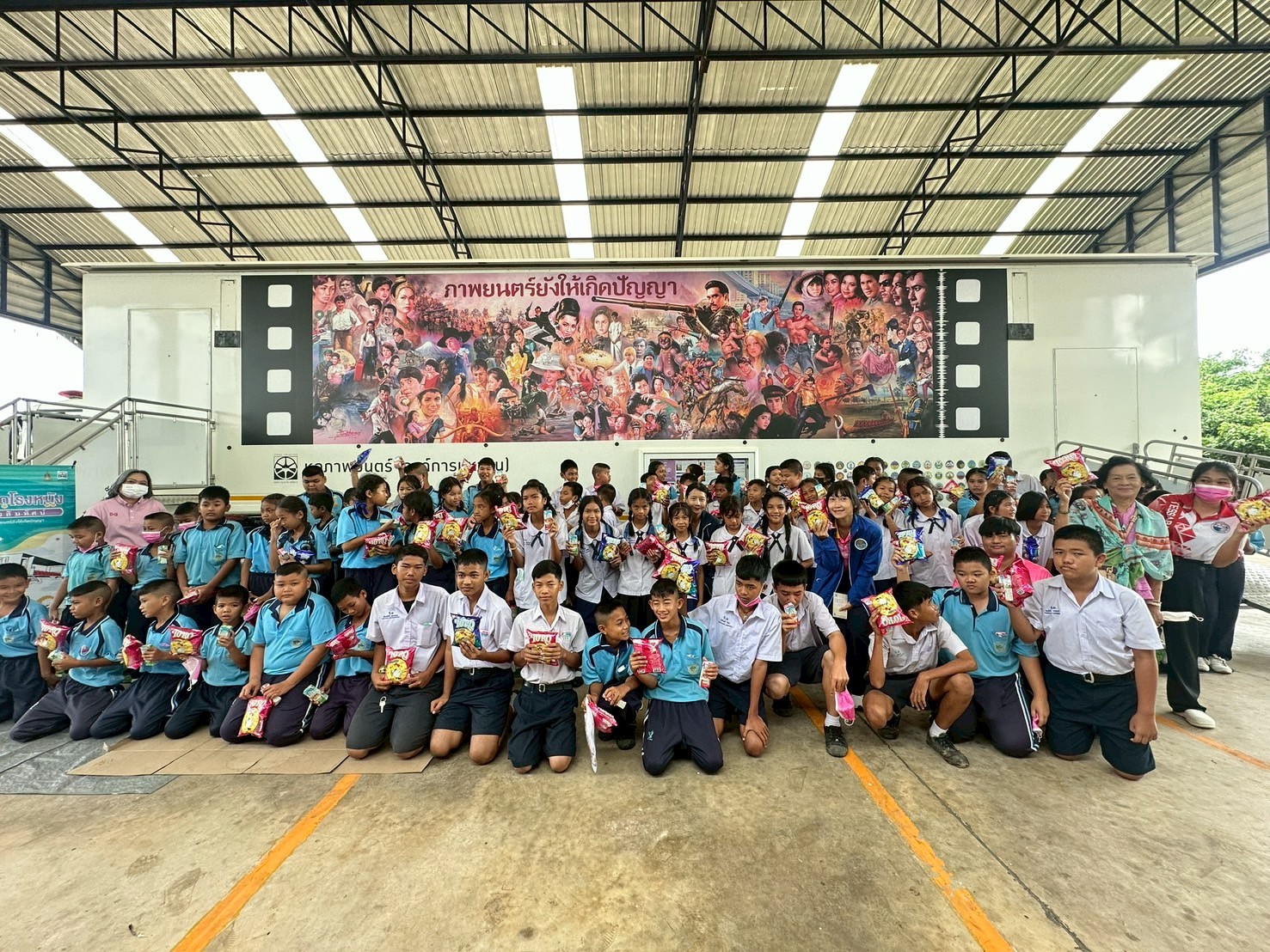 วันนี้เด็ก ๆ โรงเรียนเทศบาล ๑ (กบินทร์ราษฎรอำรุง) ได้เข้าร่วมชม ภาพยนตร์ในโครงการรถโรงหนังเคลื่อนที่1