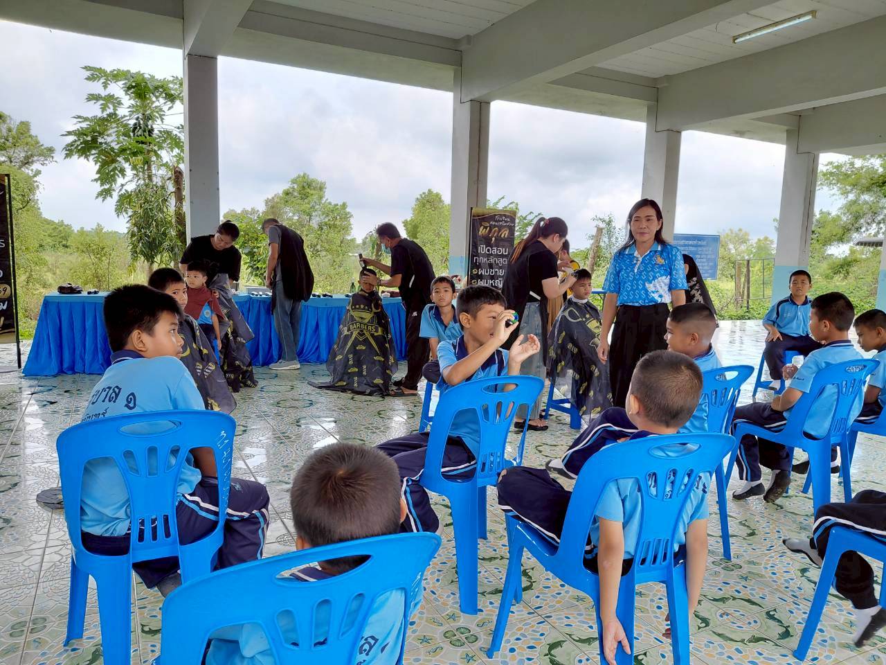 โรงเรียนสอนเสริมสวยพิกุล และคณะช่างตัดผม ให้ความอนุเคราะห์มาบริการตัดผมให้แก่นักเรียนทุกระดับชั้น - Image 5