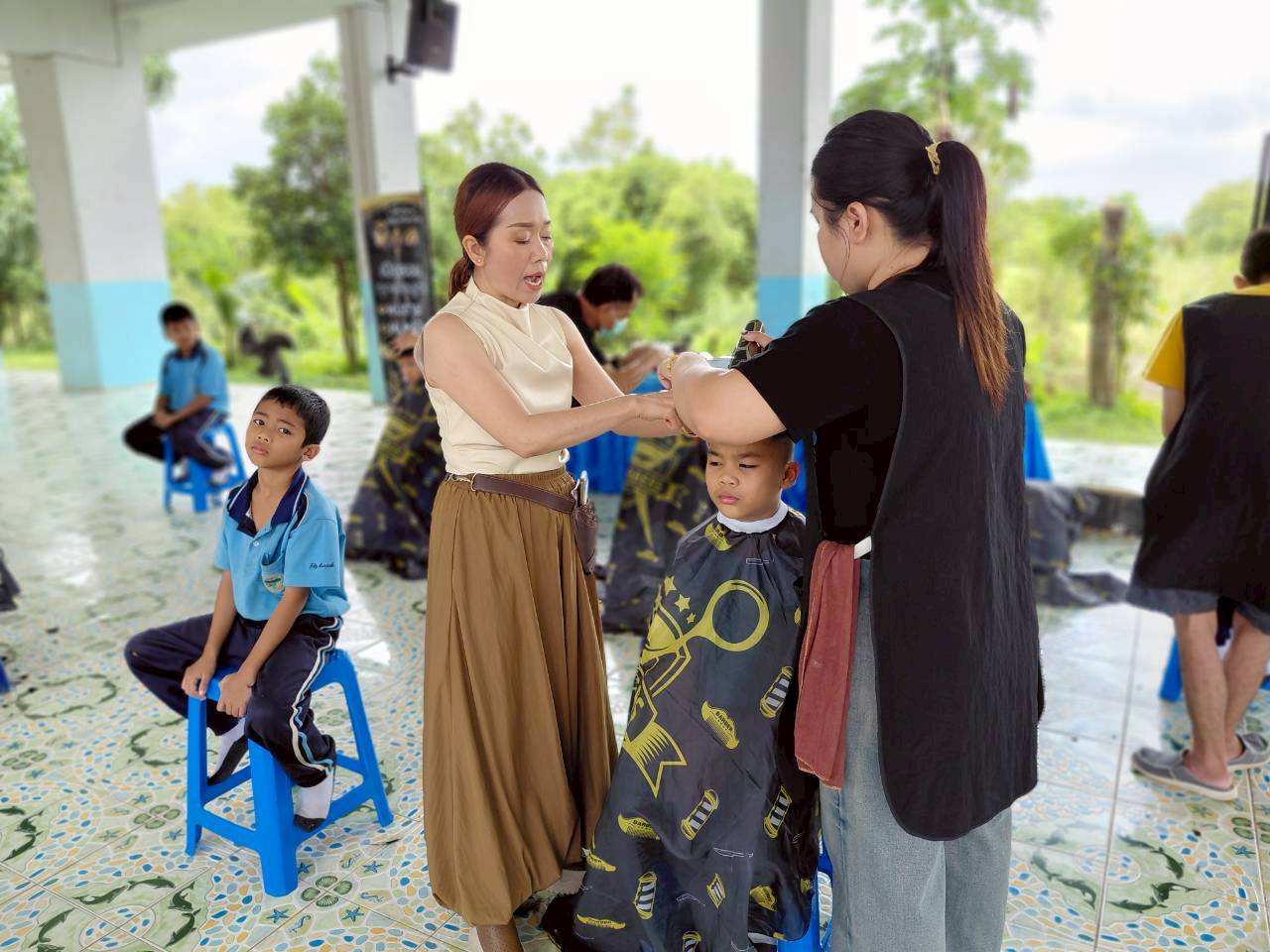 โรงเรียนสอนเสริมสวยพิกุล และคณะช่างตัดผม ให้ความอนุเคราะห์มาบริการตัดผมให้แก่นักเรียนทุกระดับชั้น - Image 7