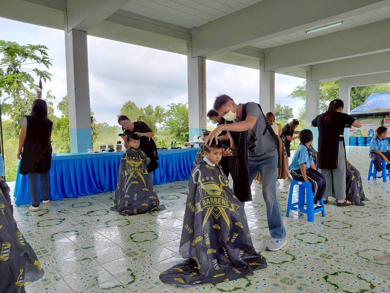 โรงเรียนสอนเสริมสวยพิกุล และคณะช่างตัดผม ให้ความอนุเคราะห์มาบริการตัดผมให้แก่นักเรียนทุกระดับชั้น - Image 8