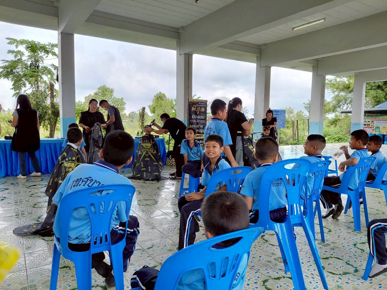 โรงเรียนสอนเสริมสวยพิกุล และคณะช่างตัดผม ให้ความอนุเคราะห์มาบริการตัดผมให้แก่นักเรียนทุกระดับชั้น - Image 12