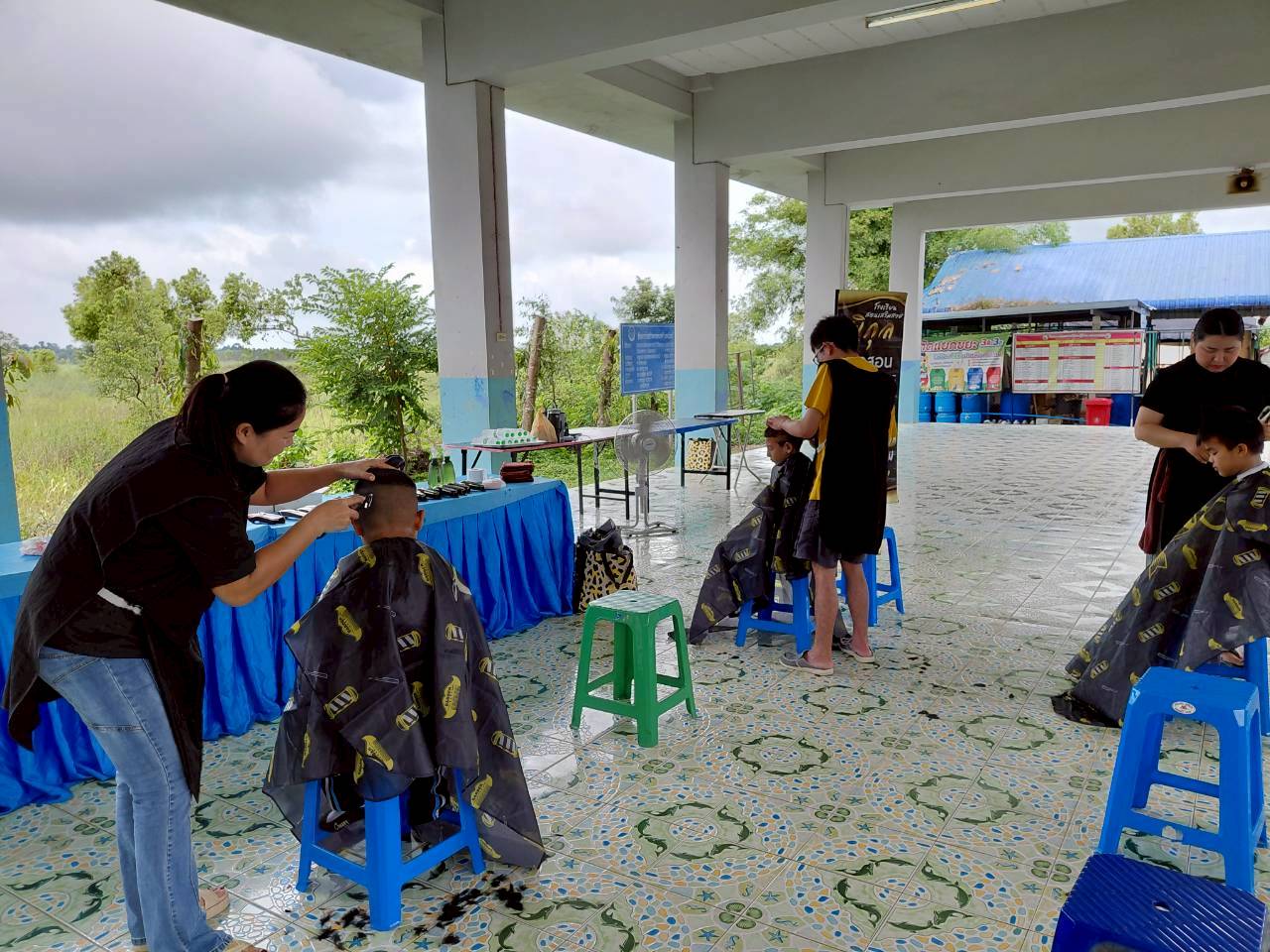 โรงเรียนสอนเสริมสวยพิกุล และคณะช่างตัดผม ให้ความอนุเคราะห์มาบริการตัดผมให้แก่นักเรียนทุกระดับชั้น - Image 14